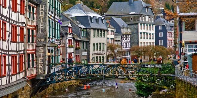 Verwinkelte Gassen und historische Fachwerkfassaden in Monschau.